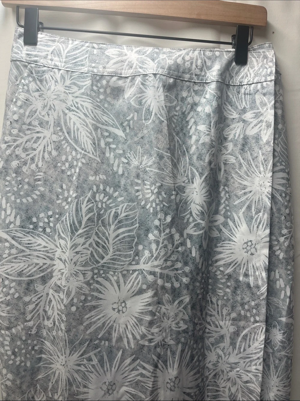 Ripskirt Hawaii Light Gray White Floral Flower Vacation Wrap Maxi Skirt- XS - Picture 2 of 5